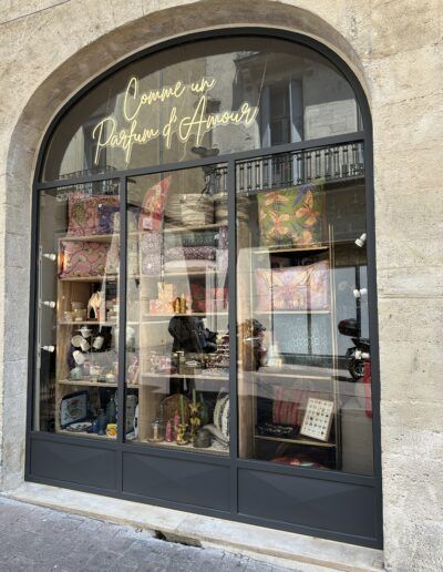 Façade vitrée écusson
